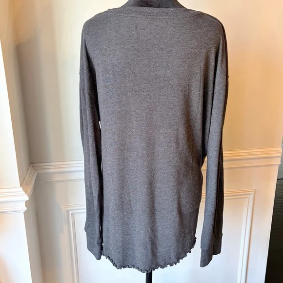Set of Two American Eagle Size XL Long Sleeve V-Neck Tops - Picture 6 of 7